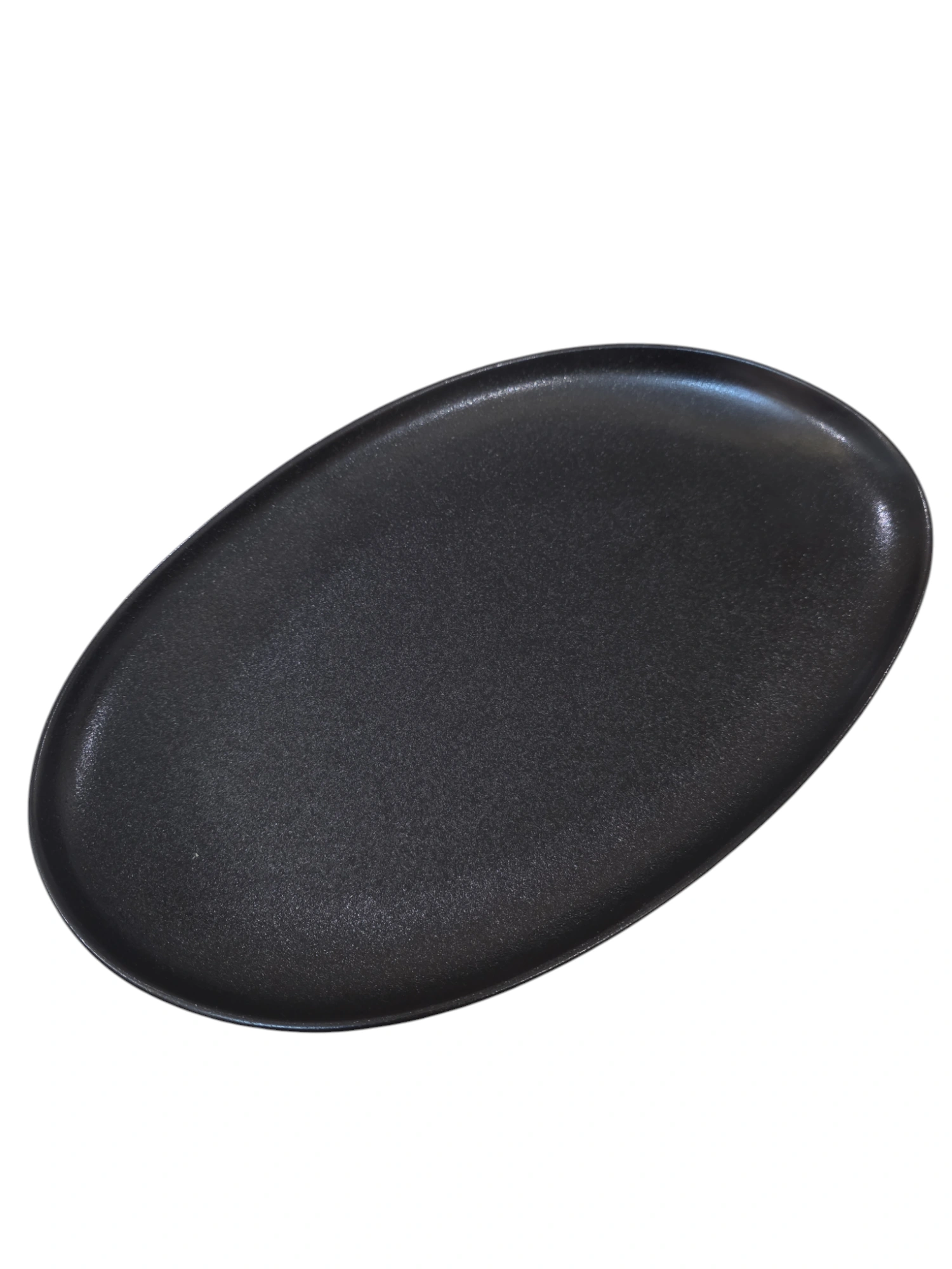 Assiette ovale en céramique noire · 31 × 20 × 3,2 cm