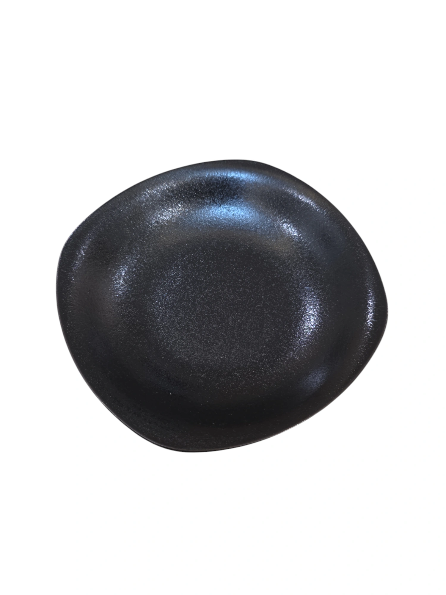 Assiette en céramique noire mate aux bords irréguliers · 16,3 × 16,3 × 3,1 cm