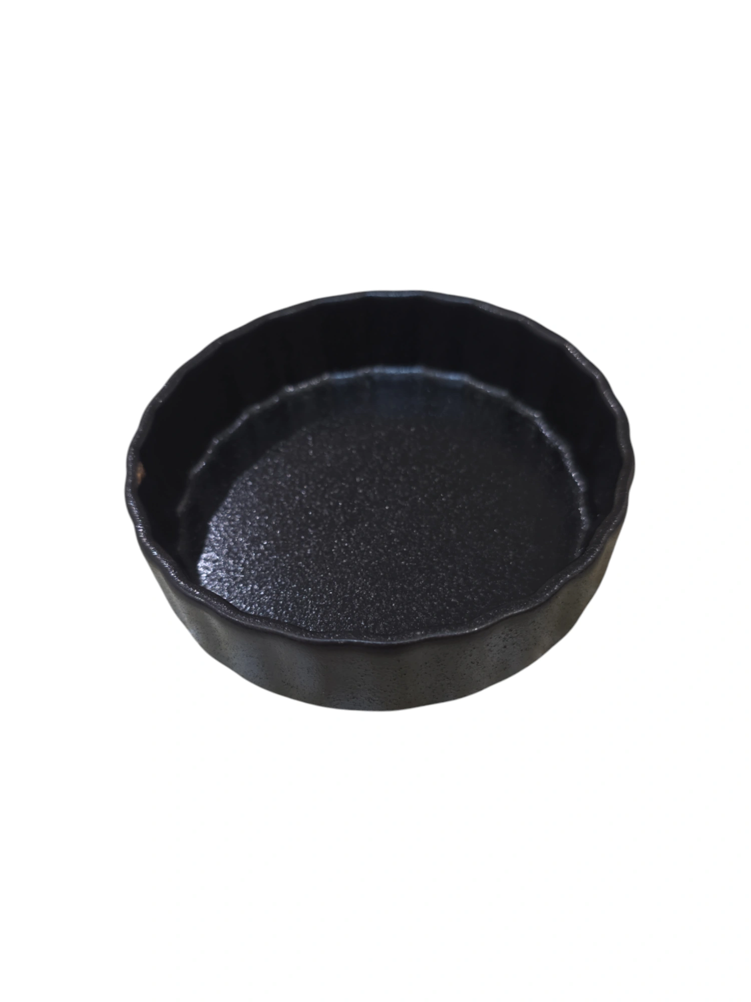 Plat rond en céramique noire mate avec bords ondulés · 11,7 × 11,7 × 3 cm